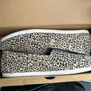 Woman’s Tom’s- baby classic cheetah Heritage canvas